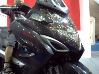 700ccメガスクーター キムコ マイロード700i 世界初登場 どのくらいメガかというと・・・。このくらい。